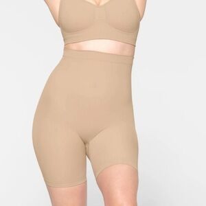 NWOT Skims mid thigh short